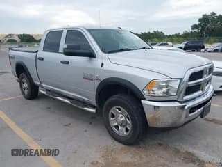 ✅ 2018 Ram 2500 Tradesman • VIN: 3C6UR5CL8JG174882 • Lot: 42783314. Wystawiony na IAAI z przebiegiem 124 839 mil. Bezpłatny archiwum sprzedaży aukcyjnych z USA i szczegółowy raport historii pojazdu na DreamBid. Zdjęcie 1.
