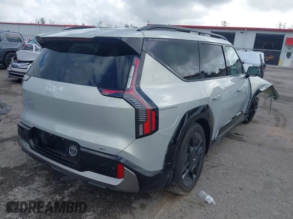 ✅ 2024 Kia EV9 GT-Line • VIN: KNDAEFS58R6038376 • Lot: 40792514. Wystawiony na IAAI z przebiegiem 5 677 mil. Bezpłatny archiwum sprzedaży aukcyjnych z USA i szczegółowy raport historii pojazdu na DreamBid. Zdjęcie 4.