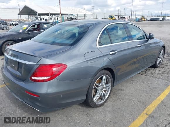 ✅ 2018 Mercedes-Benz E 300 • VIN: WDDZF4JBXJA338570 • Лот: 43704905. Опубликован ранее на IAAI с пробегом Не указан. Бесплатный доступ к архиву аукционных продаж из США и подробный отчёт об истории автомобиля на DreamBid. Изображение 4.