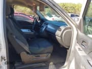 ✅ 2010 Chevrolet Suburban LS • VIN: 1GNUCHE07AR200622 • Lot: 43618255. Wystawiony na IAAI z przebiegiem 228 912 mil. Bezpłatny archiwum sprzedaży aukcyjnych z USA i szczegółowy raport historii pojazdu na DreamBid. Zdjęcie 5.