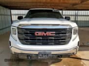 ✅ 2023 GMC Sierra 1500 Pro • VIN: 1GTUUAED8PZ132615 • Lot: 61497545. Wystawiony na Copart z przebiegiem 99 137 mil. Bezpłatny archiwum sprzedaży aukcyjnych z USA i szczegółowy raport historii pojazdu na DreamBid. Zdjęcie 5.