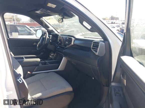 ✅ 2025 Toyota Tundra SR5 • VIN: 5TFLA5DBXSX301498 • Лот: 43796005. Опубликован ранее на IAAI с пробегом 2 663 миль. Бесплатный доступ к архиву аукционных продаж из США и подробный отчёт об истории автомобиля на DreamBid. Изображение 5.