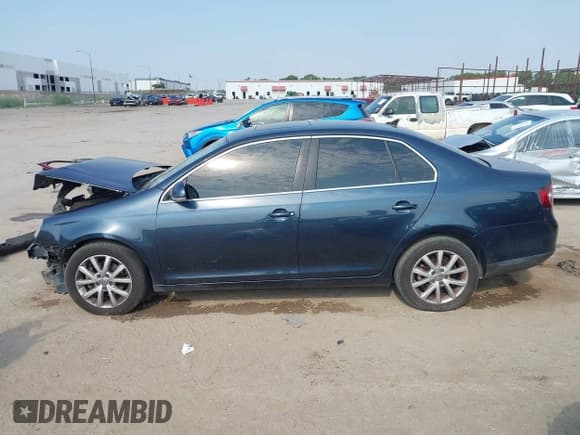 ✅ 2010 Volkswagen Jetta SE • VIN: 3VWRX7AJ3AM027207 • Lot: 43092606. Listed on IAAI with 185,895 mi. Free auction sales archive from the USA and detailed vehicle history report at DreamBid. Image 15.