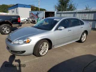 2013 Chevrolet Impala LTZ z VIN 2G1WC5E38D1185001, wystawiony jako Copart lot #84888335 z przebiegiem 127 573 mil mil oraz Nie do naprawy • Non repairable. Historia ofert i sprzedaży dostępna na DreamBid. Obrazek 1.