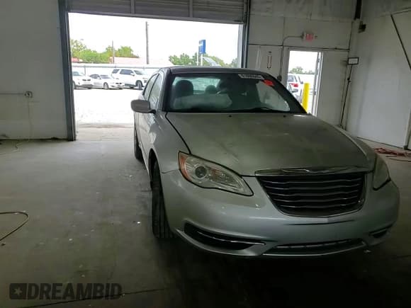 ✅ 2012 Chrysler 200 Touring • VIN: 1C3CCBBB9CN140414 • Лот: 81806345. Опубликован ранее на Copart с пробегом Не указан. Бесплатный доступ к архиву аукционных продаж из США и подробный отчёт об истории автомобиля на DreamBid. Изображение 13.