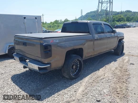 ✅ 2014 Chevrolet Silverado 1500 LT • VIN: 1GCUKREC1EF195422 • Lot: 42053307. Wystawiony na IAAI z przebiegiem 151 391 mil. Bezpłatny archiwum sprzedaży aukcyjnych z USA i szczegółowy raport historii pojazdu na DreamBid. Zdjęcie 4.