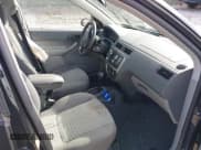 ✅ 2005 Ford Focus S • VIN: 1FAHP34N85W166444 • Lot: 43636198. Wystawiony na IAAI z przebiegiem 123 240 mil. Bezpłatny archiwum sprzedaży aukcyjnych z USA i szczegółowy raport historii pojazdu na DreamBid. Zdjęcie 5.