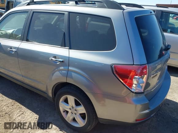 ✅ 2009 Subaru Forester X • VIN: JF2SH636X9H715582 • Lot: 43668849. Listed on IAAI with 172,107 mi. Free auction sales archive from the USA and detailed vehicle history report at DreamBid. Image 3.