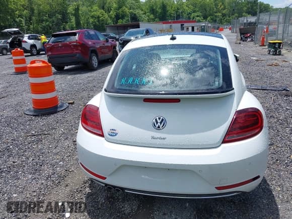 ✅ 2018 Volkswagen Beetle SE • VIN: 3VWJD7AT5JM726605 • Lot: 42723584. Listed on IAAI with 2,871 mi. Free auction sales archive from the USA and detailed vehicle history report at DreamBid. Image 16.