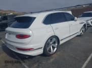 ✅ 2022 Bentley Bentayga V8 • VIN: SJAAM2ZV4NC016521 • Lot: 42154598. Listed on IAAI with 5,985 mi. Free auction sales archive from the USA and detailed vehicle history report at DreamBid. Image 4.