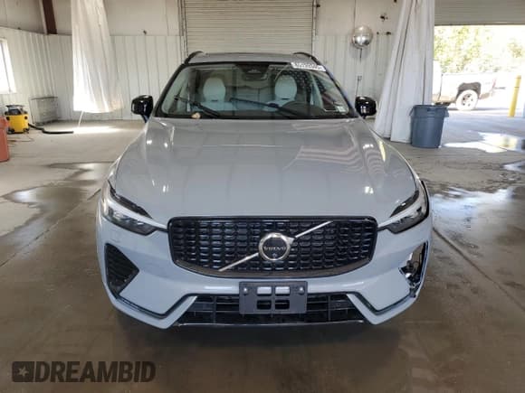 ✅ 2025 Volvo XC60 Plus • VIN: YV4M12RC3S1215115 • Lot: 85139345. Wystawiony na Copart z przebiegiem 6 191 mil. Bezpłatny archiwum sprzedaży aukcyjnych z USA i szczegółowy raport historii pojazdu na DreamBid. Zdjęcie 5.