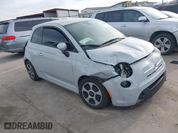 ✅ 2017 FIAT 500e • VIN: 3C3CFFGE2HT557785 • Lot: 41588600. Wystawiony na IAAI z przebiegiem 76 300 mil. Bezpłatny archiwum sprzedaży aukcyjnych z USA i szczegółowy raport historii pojazdu na DreamBid. Zdjęcie 1.