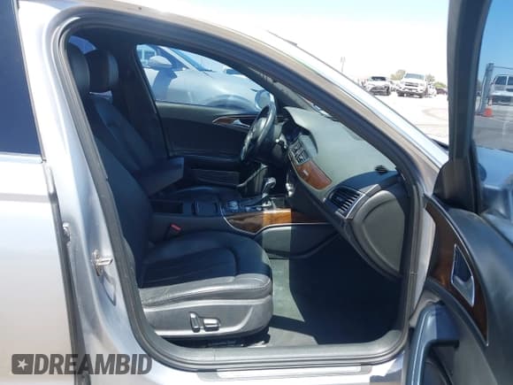 ✅ 2016 Audi A6 Premium • VIN: WAUFFAFC0GN076036 • Lot: 42242476. Wystawiony na IAAI z przebiegiem 129 313 mil. Bezpłatny archiwum sprzedaży aukcyjnych z USA i szczegółowy raport historii pojazdu na DreamBid. Zdjęcie 5.