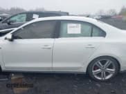 ✅ 2017 Volkswagen Jetta GLI • VIN: 3VW4T7AJ9HM335417 • Lot: 43665323. Wystawiony na IAAI z przebiegiem 117 146 mil. Bezpłatny archiwum sprzedaży aukcyjnych z USA i szczegółowy raport historii pojazdu na DreamBid. Zdjęcie 13.