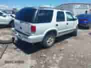 2001 Chevrolet Blazer LT z VIN 1GNDT13W512231147, wystawiony jako IAAI lot #42691365 z przebiegiem 174 171 mil mil oraz . Historia ofert i sprzedaży dostępna na DreamBid. Obrazek 4.