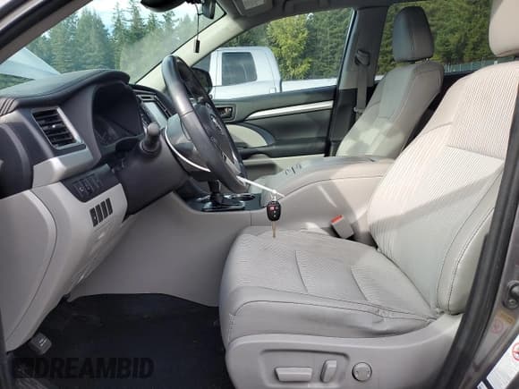 ✅ 2018 Toyota Highlander LE Plus • VIN: 5TDBZRFHXJS814638 • Lot: 82206995. Listed on Copart with 71,309 mi. Free auction sales archive from the USA and detailed vehicle history report at DreamBid. Image 7.
