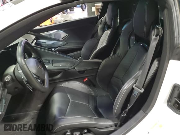 ✅ 2024 Chevrolet Corvette 2LT • VIN: 1G1YB2D4XR5122833 • Lot: 88783495. Wystawiony na Copart z przebiegiem 3 875 mil. Bezpłatny archiwum sprzedaży aukcyjnych z USA i szczegółowy raport historii pojazdu na DreamBid. Zdjęcie 8.