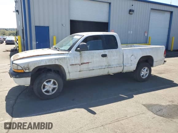 1999 Dodge Dakota SLT z VIN 1B7GG22X5XS125249, wystawiony jako Copart lot #51854885 z przebiegiem 169 018 mil mil oraz Czysty tytuł • Clean title. Historia ofert i sprzedaży dostępna na DreamBid. Obrazek 1.