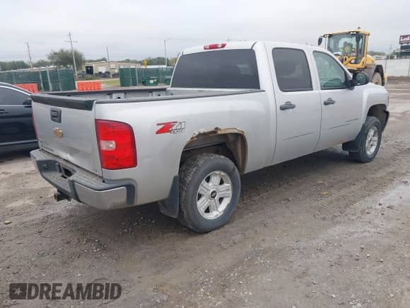 2010 Chevrolet Silverado 1500 LT z VIN 3GCRKSE33AG145952, wystawiony jako IAAI lot #43530223 z przebiegiem 192 771 mil mil oraz . Historia ofert i sprzedaży dostępna na DreamBid. Obrazek 4.