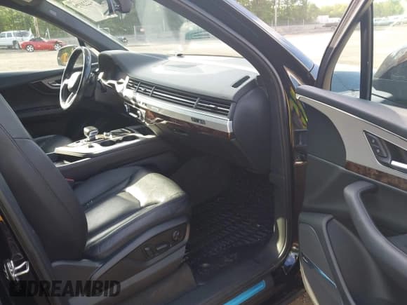 ✅ 2018 Audi Q7 • VIN: WA1LHBF71JD028058 • Lot: 42220729. Wystawiony na IAAI z przebiegiem 85 951 mil. Bezpłatny archiwum sprzedaży aukcyjnych z USA i szczegółowy raport historii pojazdu na DreamBid. Zdjęcie 5.