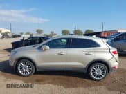 ✅ 2017 Lincoln MKC Reserve • VIN: 5LMCJ3C94HUL02474 • Lot: 43416290. Wystawiony na IAAI z przebiegiem 81 497 mil. Bezpłatny archiwum sprzedaży aukcyjnych z USA i szczegółowy raport historii pojazdu na DreamBid. Zdjęcie 14.