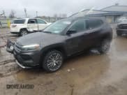 ✅ 2022 Jeep Compass (RED) Edition • VIN: 3C4NJDCB8NT188221 • Lot: 89811815. Wystawiony na Copart z przebiegiem 27 461 mil. Bezpłatny archiwum sprzedaży aukcyjnych z USA i szczegółowy raport historii pojazdu na DreamBid. Zdjęcie 1.