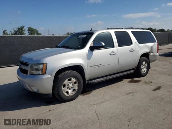 2010 Chevrolet Suburban LT z VIN 1GNUKJE36AR231624, wystawiony jako Copart lot #84595965 z przebiegiem 318 317 mil mil oraz Szkoda całkowita • Salvage title. Historia ofert i sprzedaży dostępna na DreamBid. Obrazek 1.
