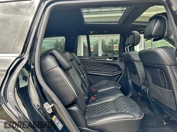 ✅ 2016 Mercedes-Benz GL 550 • VIN: 4JGDF7DE3GA639794 • Lot: 95759585. Wystawiony na Copart z przebiegiem 121 762 mil. Bezpłatny archiwum sprzedaży aukcyjnych z USA i szczegółowy raport historii pojazdu na DreamBid. Zdjęcie 6.