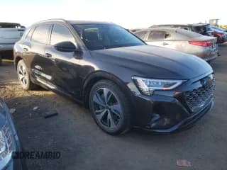 ✅ 2024 Audi Q8 e-tron Premium • VIN: WA14AAGE5RB042214 • Лот: 81625384. Опубликован ранее на Copart с пробегом 20 296 миль. Бесплатный доступ к архиву аукционных продаж из США и подробный отчёт об истории автомобиля на DreamBid. Изображение 4.