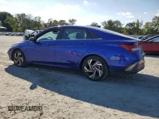 ✅ 2025 Hyundai Elantra SEL Convenience • VIN: KMHLS4DG7SU882846 • Лот: 71816335. Опубликован ранее на Copart с пробегом 13 727 миль. Бесплатный доступ к архиву аукционных продаж из США и подробный отчёт об истории автомобиля на DreamBid. Изображение 2.