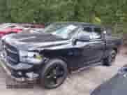 2018 Ram 1500 Tradesman z VIN 1C6RR6FT1JS315582, wystawiony jako IAAI lot #43103479 z przebiegiem 105 776 mil mil oraz . Historia ofert i sprzedaży dostępna na DreamBid. Obrazek 14.