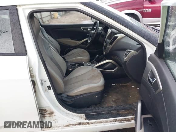 ✅ 2012 Hyundai Veloster w/Red Int • VIN: KMHTC6AD2CU030473 • Lot: 42591250. Wystawiony na IAAI z przebiegiem Nie podano. Bezpłatny archiwum sprzedaży aukcyjnych z USA i szczegółowy raport historii pojazdu na DreamBid. Zdjęcie 5.