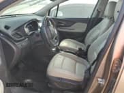 ✅ 2019 Buick Encore Essence • VIN: KL4CJCSM3KB734676 • Lot: 76482604. Wystawiony na Copart z przebiegiem Nie podano. Bezpłatny archiwum sprzedaży aukcyjnych z USA i szczegółowy raport historii pojazdu na DreamBid. Zdjęcie 7.