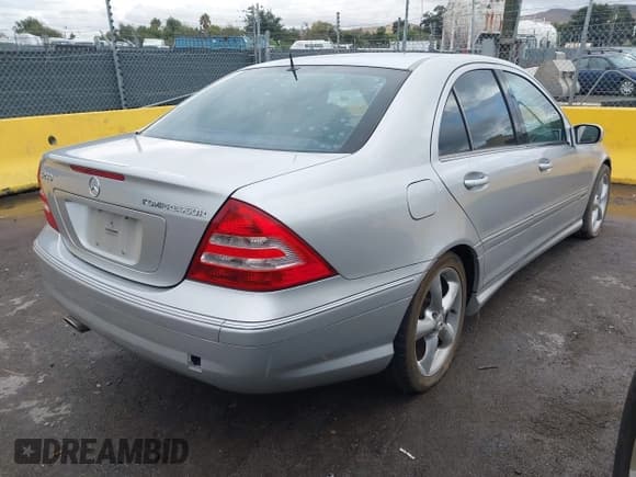 ✅ 2005 Mercedes-Benz C 230 Kompressor • VIN: WDBRF40J15A749542 • Lot: 43444524. Wystawiony na IAAI z przebiegiem 214 832 mil. Bezpłatny archiwum sprzedaży aukcyjnych z USA i szczegółowy raport historii pojazdu na DreamBid. Zdjęcie 4.