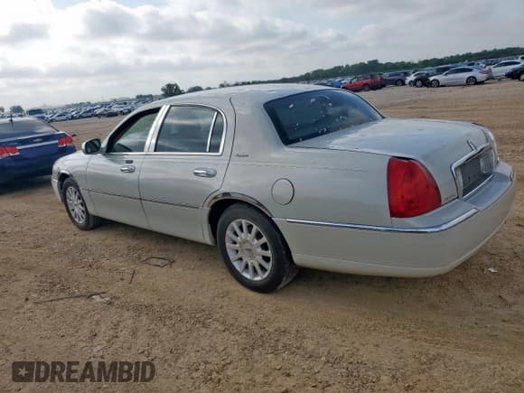 ✅ 2006 Lincoln Town Car Signature • VIN: 1LNHM81V66Y640509 • Lot: 59220805. Wystawiony na Copart z przebiegiem 352 029 mil. Bezpłatny archiwum sprzedaży aukcyjnych z USA i szczegółowy raport historii pojazdu na DreamBid. Zdjęcie 2.