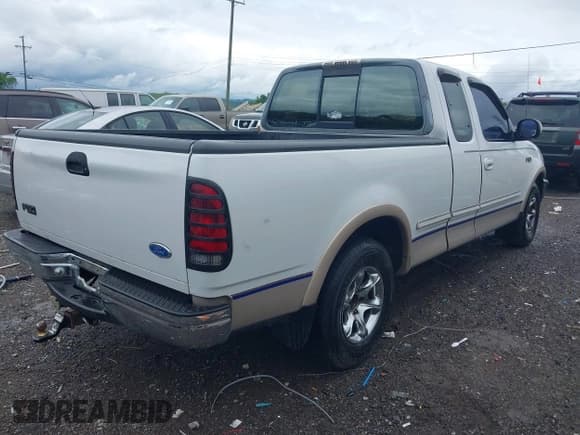 ✅ 1997 Ford F-150 XL • VIN: 1FTEX17L1VNB15658 • Lot: 42353422. Wystawiony na IAAI z przebiegiem 217 975 mil. Bezpłatny archiwum sprzedaży aukcyjnych z USA i szczegółowy raport historii pojazdu na DreamBid. Zdjęcie 4.