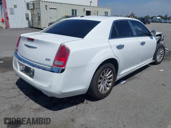 ✅ 2014 Chrysler 300 • VIN: 2C3CCAAGXEH380526 • Lot: 43157950. Wystawiony na IAAI z przebiegiem 201 644 mil. Bezpłatny archiwum sprzedaży aukcyjnych z USA i szczegółowy raport historii pojazdu na DreamBid. Zdjęcie 4.