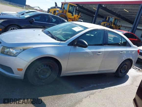 2013 Chevrolet Cruze LS z VIN 1G1PA5SH5D7145164, wystawiony jako IAAI lot #43294377 z przebiegiem 191 872 mil mil oraz . Historia ofert i sprzedaży dostępna na DreamBid. Obrazek 14.