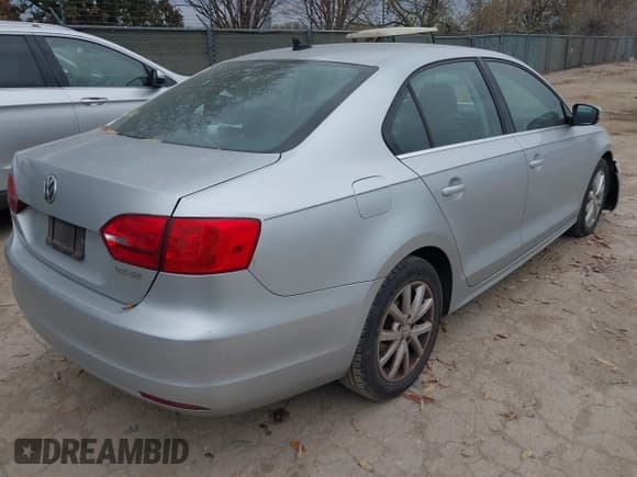 ✅ 2013 Volkswagen Jetta SE • VIN: 3VWDX7AJ4DM406182 • Лот: 41675281. Опубликован ранее на IAAI с пробегом 112 253 миль. Бесплатный доступ к архиву аукционных продаж из США и подробный отчёт об истории автомобиля на DreamBid. Изображение 4.