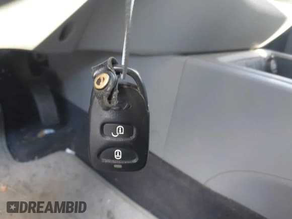 ✅ 2008 Hyundai Santa Fe GLS • VIN: 5NMSG13D38H210712 • Lot: 43565163. Listed on IAAI with 193,064 mi. Free auction sales archive from the USA and detailed vehicle history report at DreamBid. Image 11.