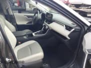 ✅ 2024 Toyota RAV4 XLE Premium • VIN: 2T3A1RFV2RC488449 • Lot: 43542869. Wystawiony na IAAI z przebiegiem 36 526 mil. Bezpłatny archiwum sprzedaży aukcyjnych z USA i szczegółowy raport historii pojazdu na DreamBid. Zdjęcie 5.