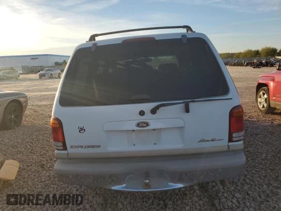 ✅ 1999 Ford Explorer XLT • VIN: 1FMZU34E8XZB93177 • Lot: 61252815. Listed on Copart with 133,452 mi. Free auction sales archive from the USA and detailed vehicle history report at DreamBid. Image 6.