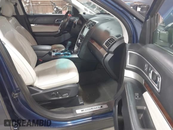 ✅ 2016 Ford Explorer Platinum • VIN: 1FM5K8HT3GGC68549 • Lot: 43752538. Wystawiony na IAAI z przebiegiem 165 299 mil. Bezpłatny archiwum sprzedaży aukcyjnych z USA i szczegółowy raport historii pojazdu na DreamBid. Zdjęcie 5.