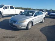 ✅ 2010 Ford Taurus SE • VIN: 1FAHP2DW8AG150297 • Лот: 43365638. Опубликован ранее на IAAI с пробегом 200 409 миль. Бесплатный доступ к архиву аукционных продаж из США и подробный отчёт об истории автомобиля на DreamBid. Изображение 2.