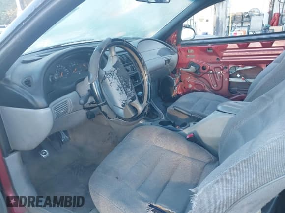 ✅ 1998 Ford Mustang • VIN: 1FAFP4046WF268384 • Lot: 43728255. Wystawiony na IAAI z przebiegiem 137 196 mil. Bezpłatny archiwum sprzedaży aukcyjnych z USA i szczegółowy raport historii pojazdu na DreamBid. Zdjęcie 5.
