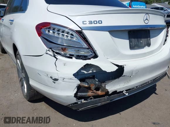 ✅ 2018 Mercedes-Benz C 300 • VIN: 55SWF4KB7JU235656 • Lot: 42076687. Listed on IAAI with 101,071 mi. Free auction sales archive from the USA and detailed vehicle history report at DreamBid. Image 18.