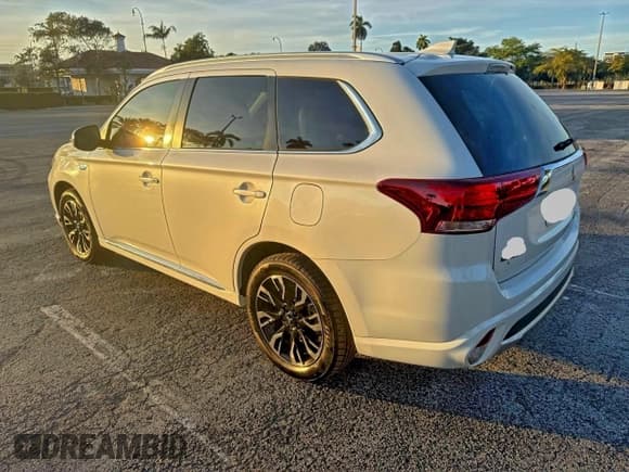 ✅ 2018 Mitsubishi Outlander SEL • VIN: JA4J24A50JZ032180 • Lot: 96848945. Listed on Copart with 172,343 mi. Free auction sales archive from the USA and detailed vehicle history report at DreamBid. Image 3.