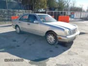 ✅ 1998 Mercedes-Benz E 320 • VIN: WDBJF65F0WA679546 • Lot: 43765700. Wystawiony na IAAI z przebiegiem 177 810 mil. Bezpłatny archiwum sprzedaży aukcyjnych z USA i szczegółowy raport historii pojazdu na DreamBid. Zdjęcie 1.