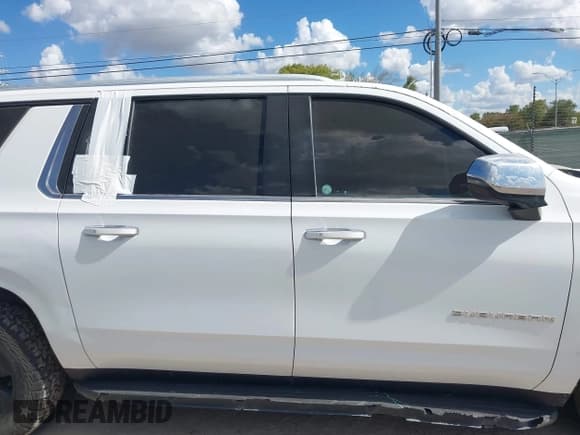 ✅ 2023 Chevrolet Suburban Premier • VIN: 1GNSKFKD5PR334706 • Lot: 43280982. Wystawiony na IAAI z przebiegiem 76 977 mil. Bezpłatny archiwum sprzedaży aukcyjnych z USA i szczegółowy raport historii pojazdu na DreamBid. Zdjęcie 14.