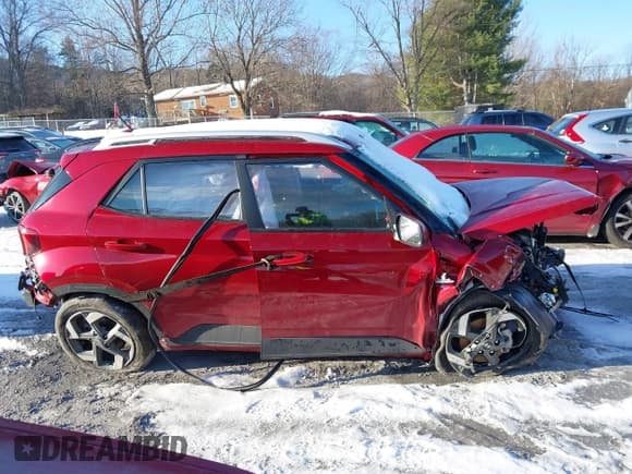 ✅ 2024 Hyundai Venue SEL • VIN: KMHRC8A33RU327385 • Lot: 41247378. Listed on IAAI with 5,591 mi. Free auction sales archive from the USA and detailed vehicle history report at DreamBid. Image 12.